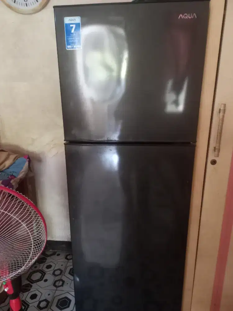 Kulkas merk Aqua msh lengkap minus compresor rusak