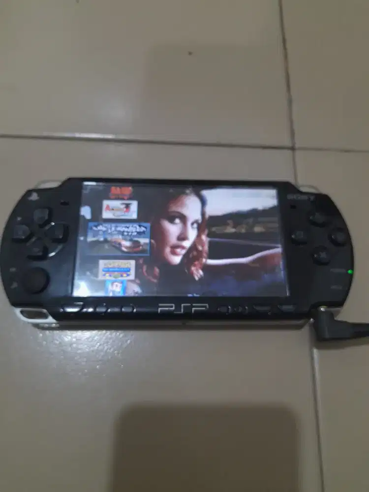 Psp slim seri 2000 memory 4gb Normal mines gak ada batrenya