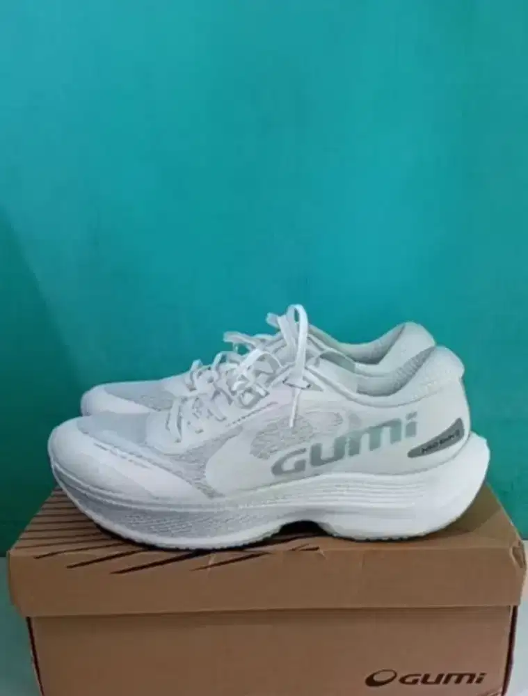 Sepatu Gumi  bekas tapi masih mulus dan bagus bisa di nego lwat watsap