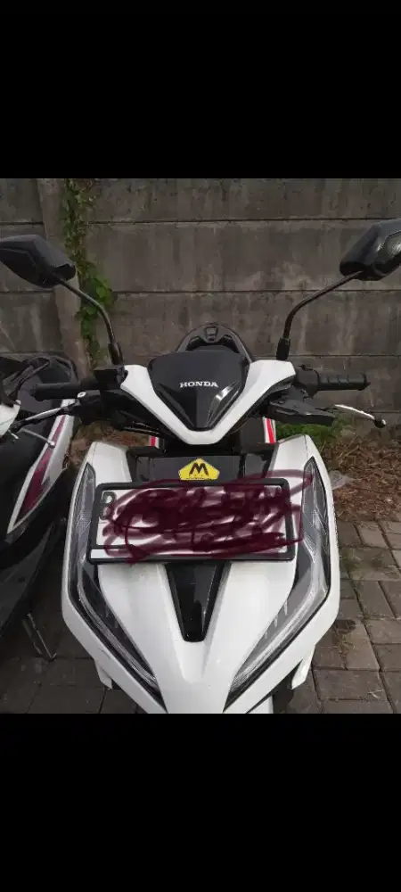 Dijual Cepat motor honda Vario 125 cbss iss warna putih tahun 2019.