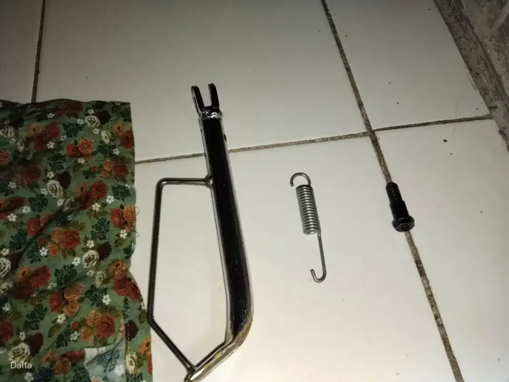 Di jual standar 1 ( samping)  ring 17 buat vario ledold masuk
