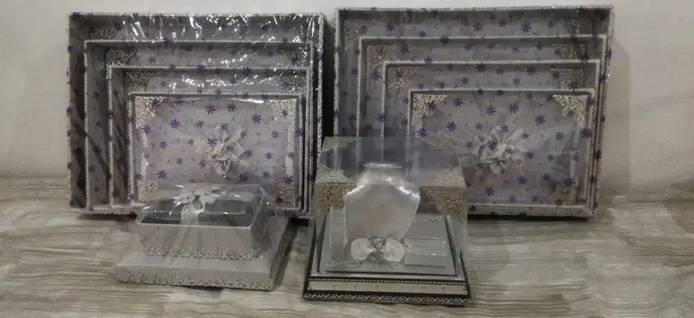 Satu set tempat  seserahan warna silver, cantik dan elegany