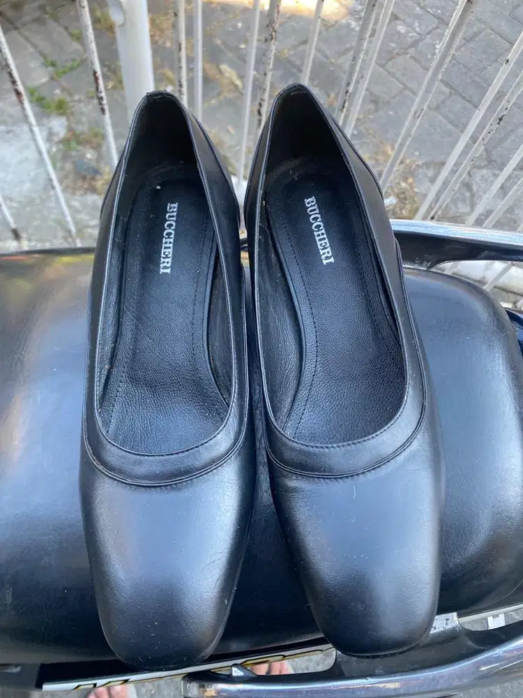SEPATU BUCCHERI