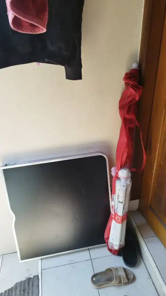 Meja Jualan lipat portable + payung jualan.
Kondisi baru.