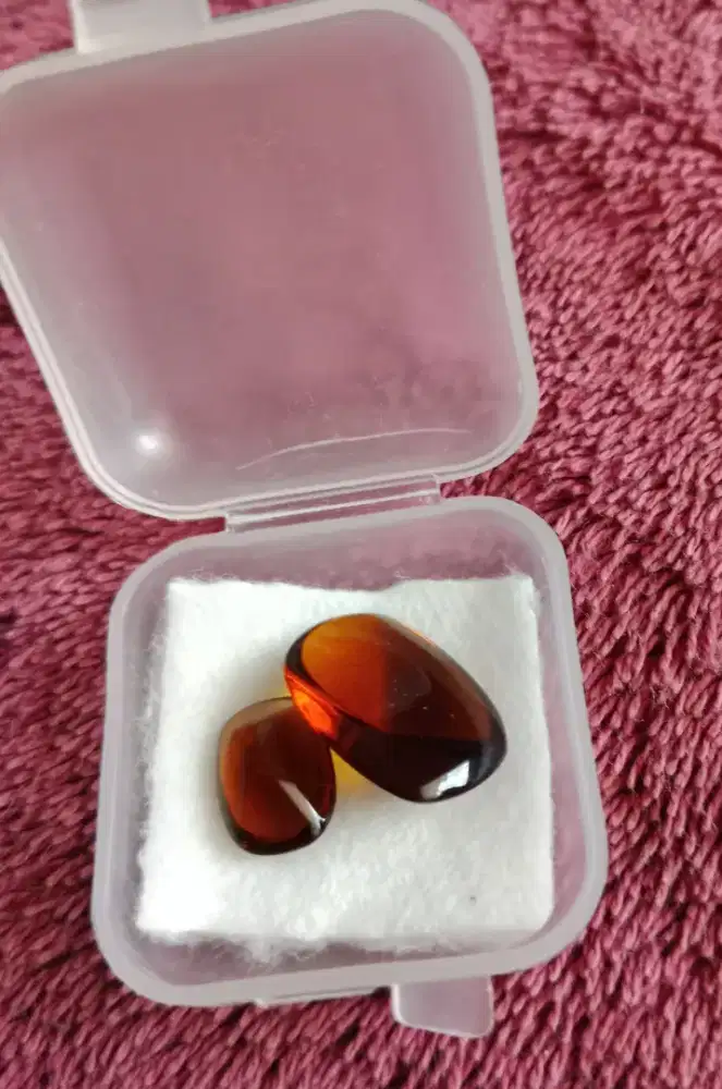 Batu garnet coklat berkilau