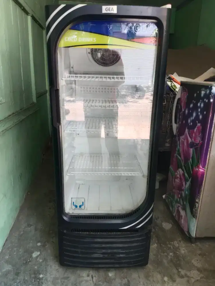 Showcase gea oval kondisi bagus normal dingin siap pakai