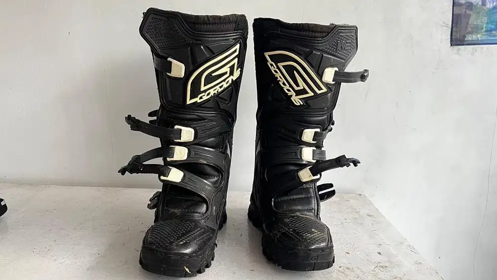 Sepatu trail terabas