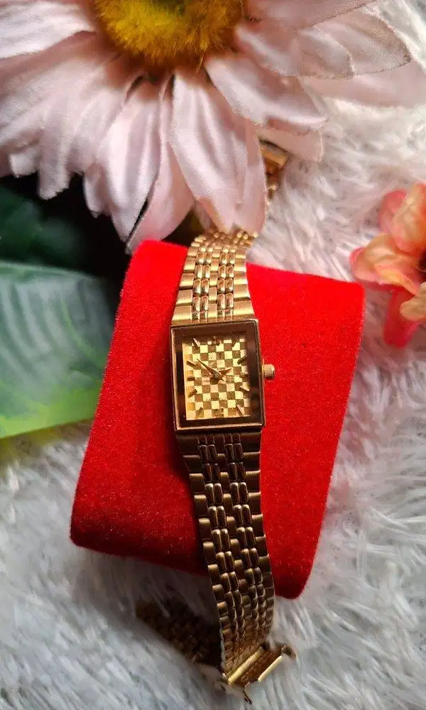 Jam tangan wanita bermerek Citizen model klasik atau kuarsa (quartz) g