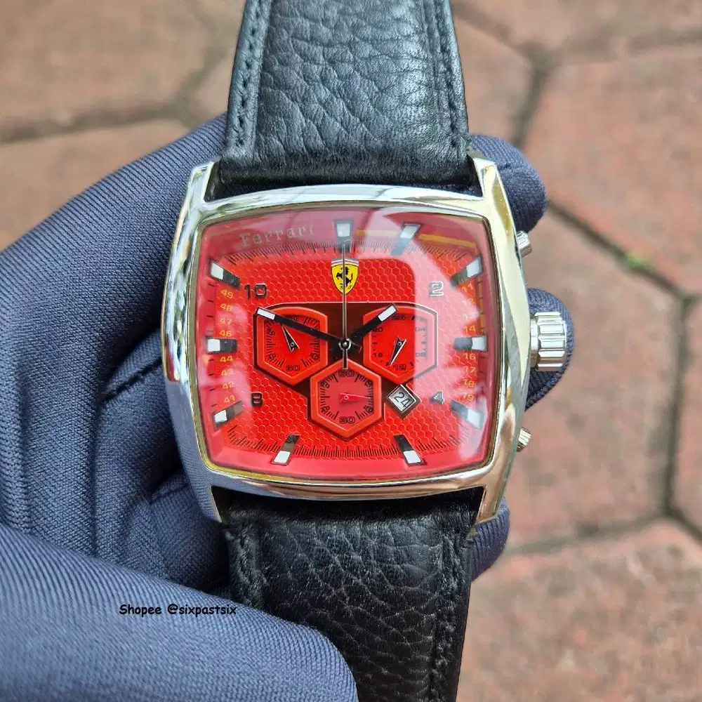 Jam Ferrari chronograph quartz tank red dial
