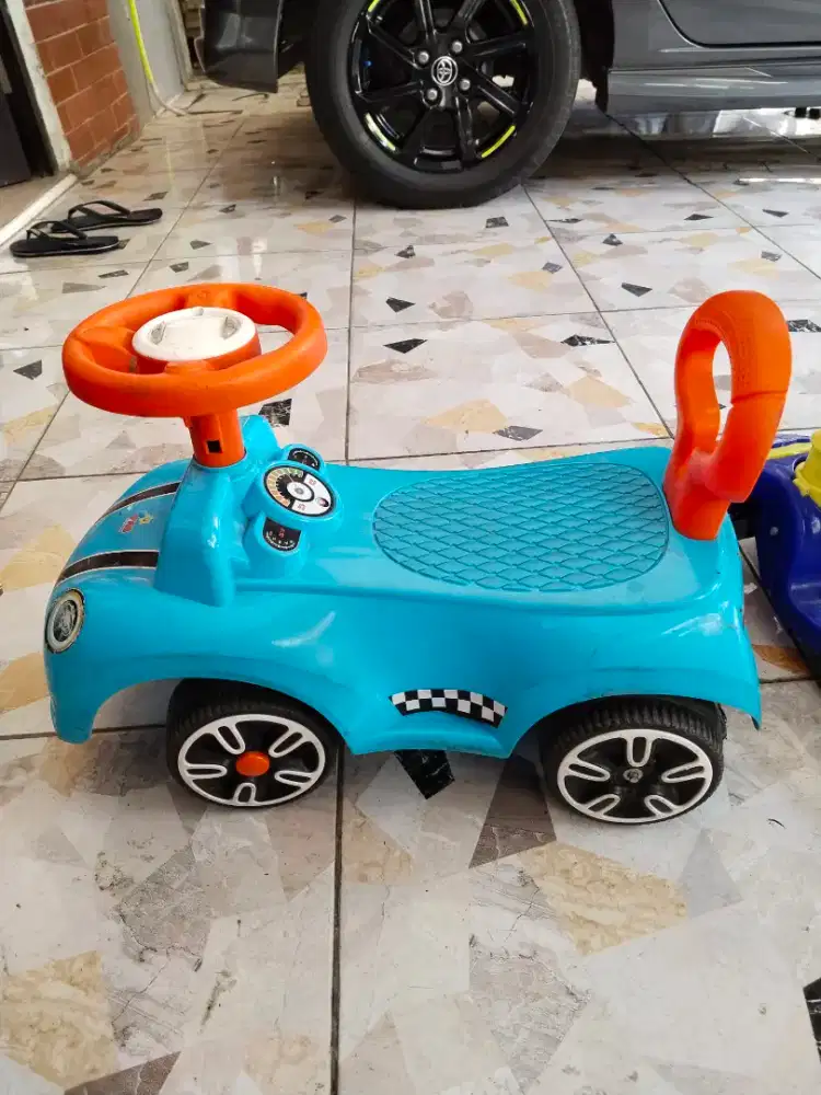 Mobilan anak. Skoter