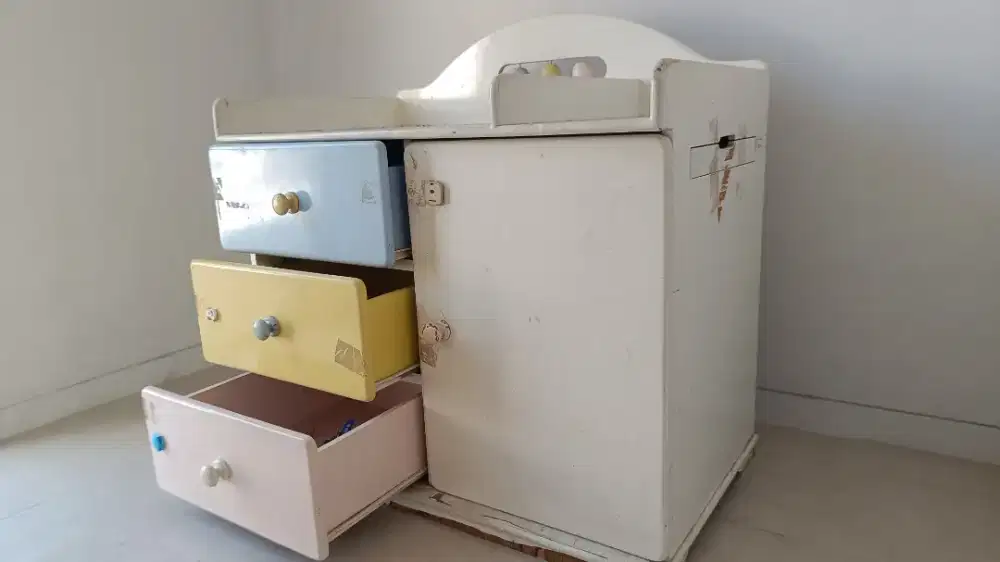 meja untuk ganti popok