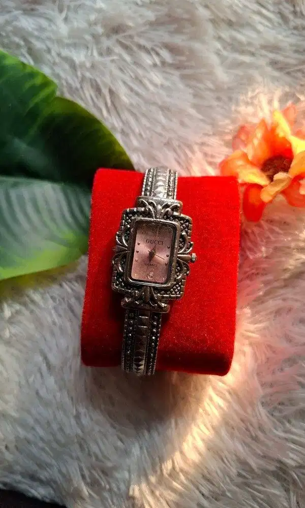 Jam tangan wanita bangle klasik (vintage)