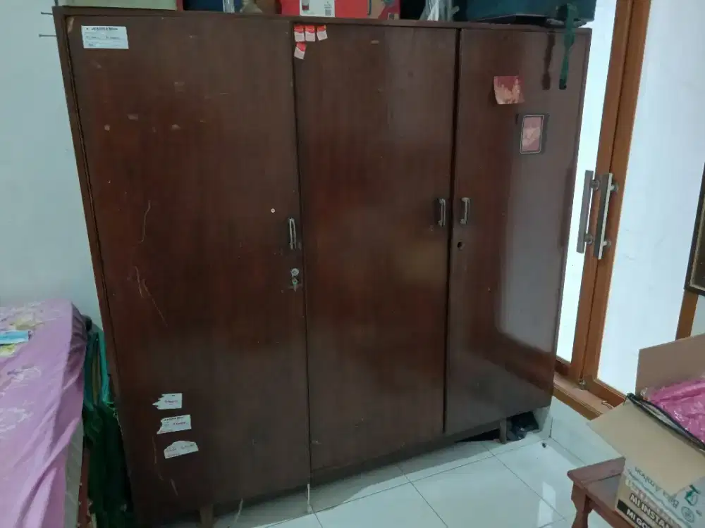 Dijual lemari pakaian kayu jati