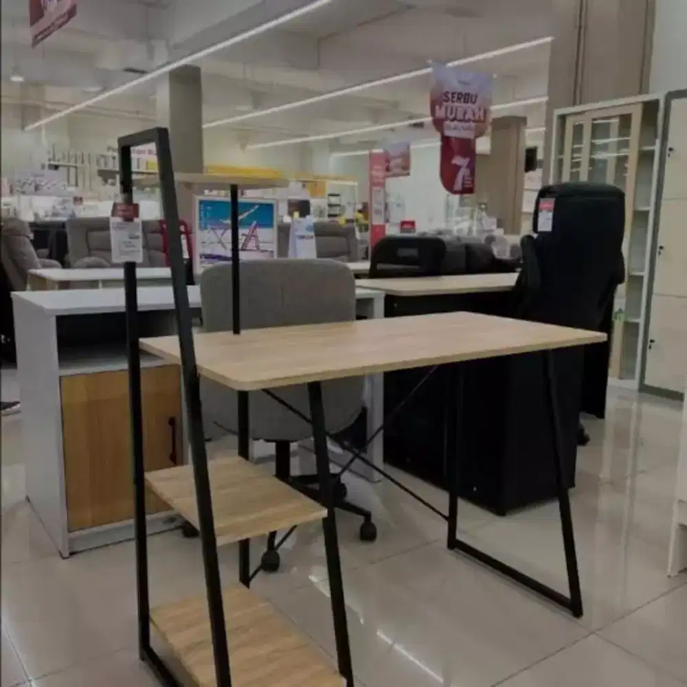 Meja kerja Selma