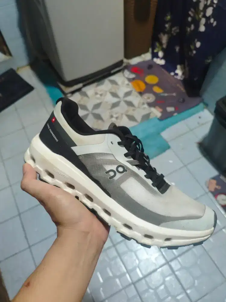 Sepatu on cloud vista