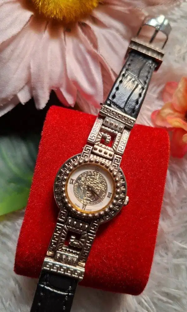 Jam tangan wanita vintage edisi 90-an Greca & Medusa Coin