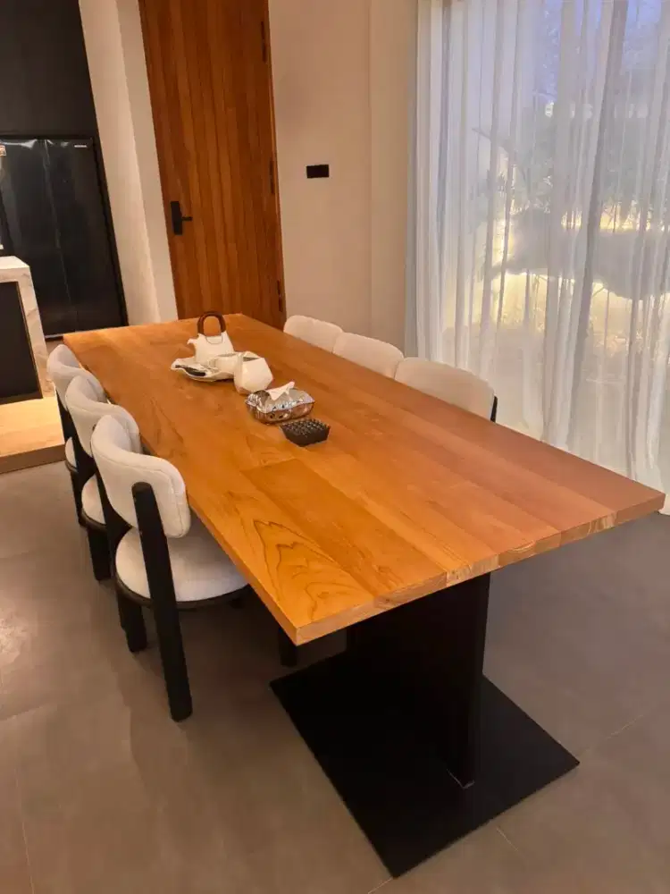 Meja makan kayu ukuran penuh dengan enam kursi.