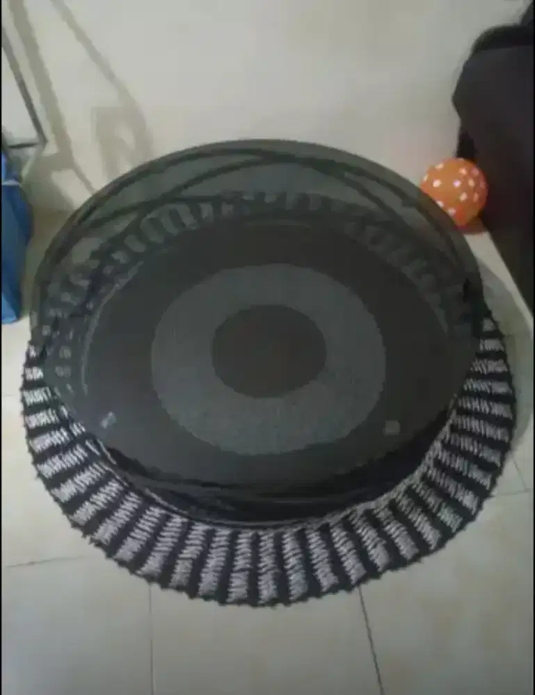 Meja Kaca Bulat Stainless dan Karpet