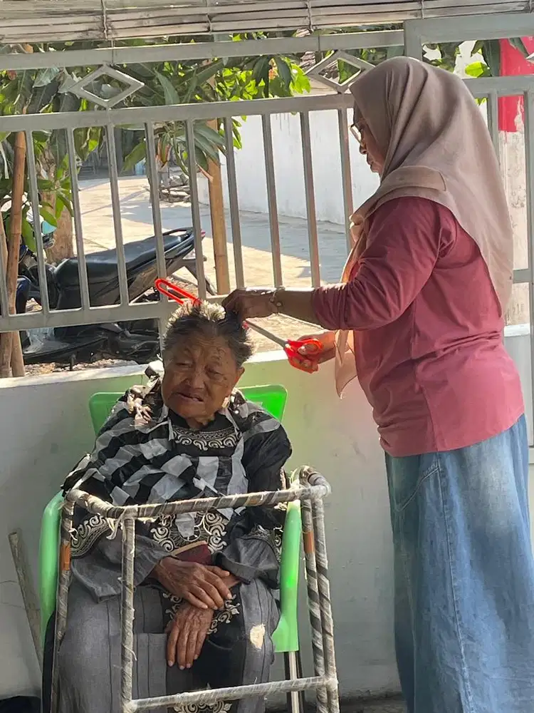 Jasa potong rambut panggilan untuk lansia buka tiap hari Minggu
