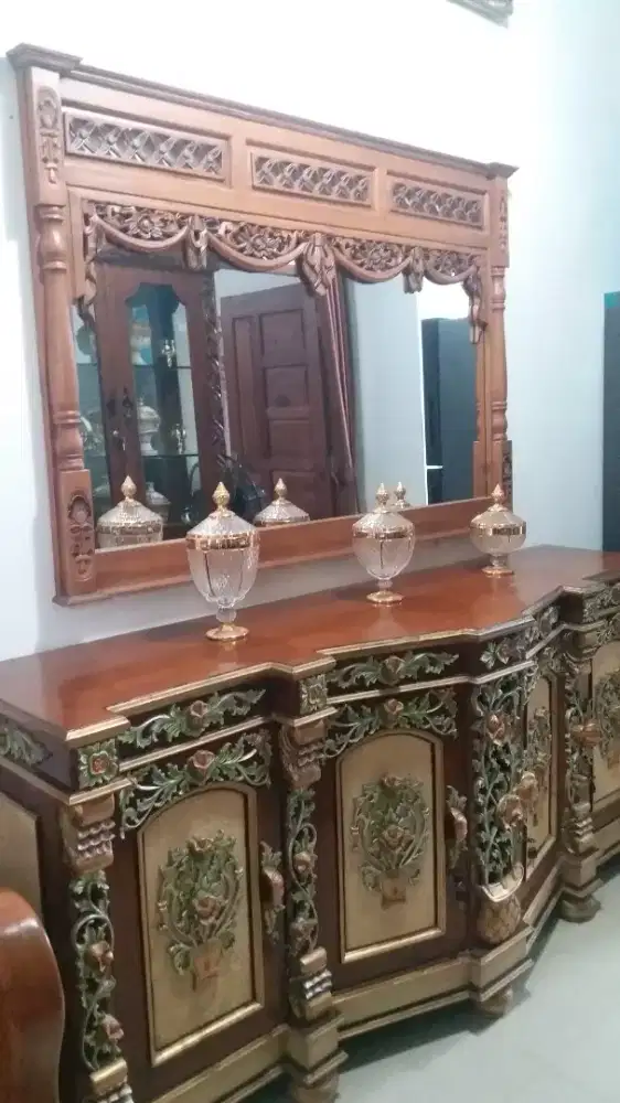 Lemari alatar kaca sima