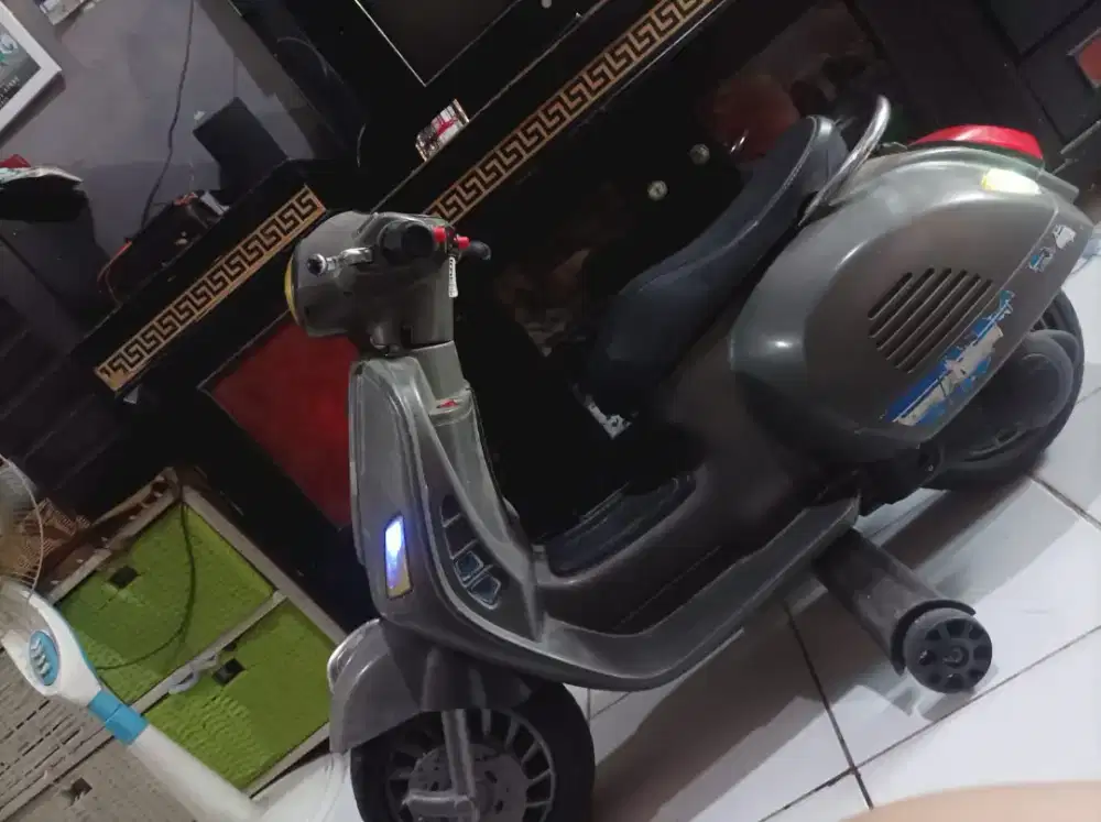 Motor vespa aki anak