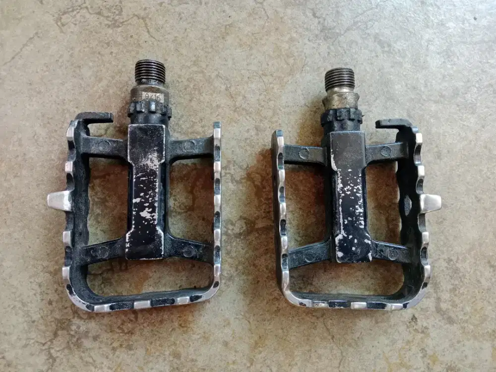 Pedal sepeda warna hitam