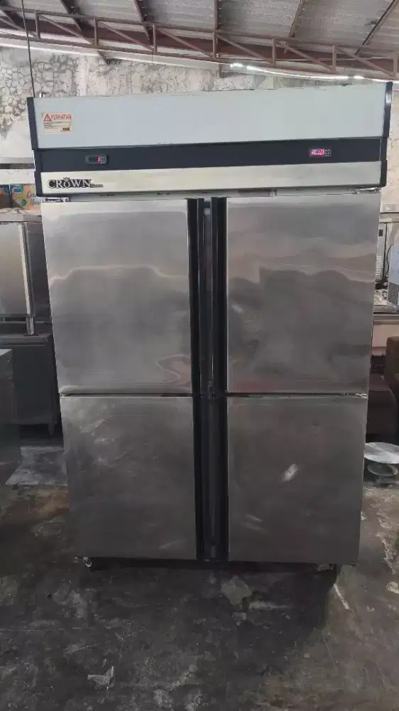 Upright kombinasi freezer & chiller 

Merk CROWN