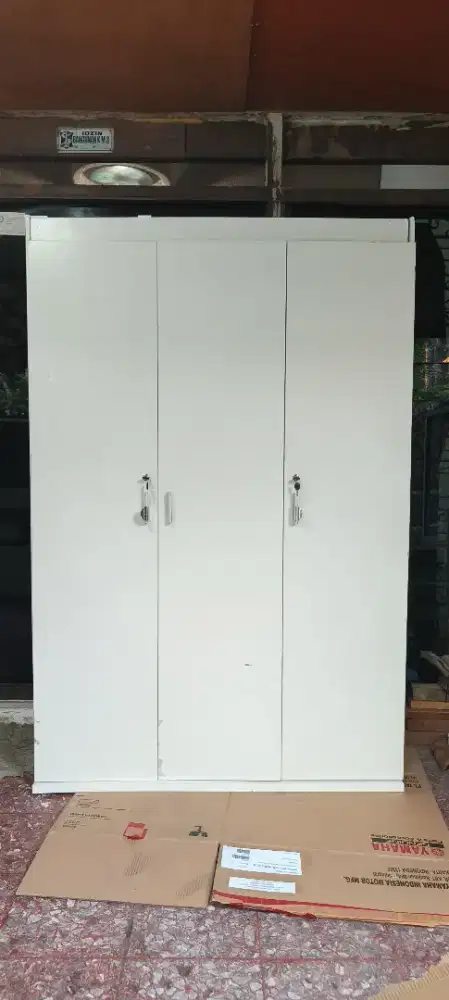 DIJUAL LEMARI BAJU 3 PINTU MERK PIRA