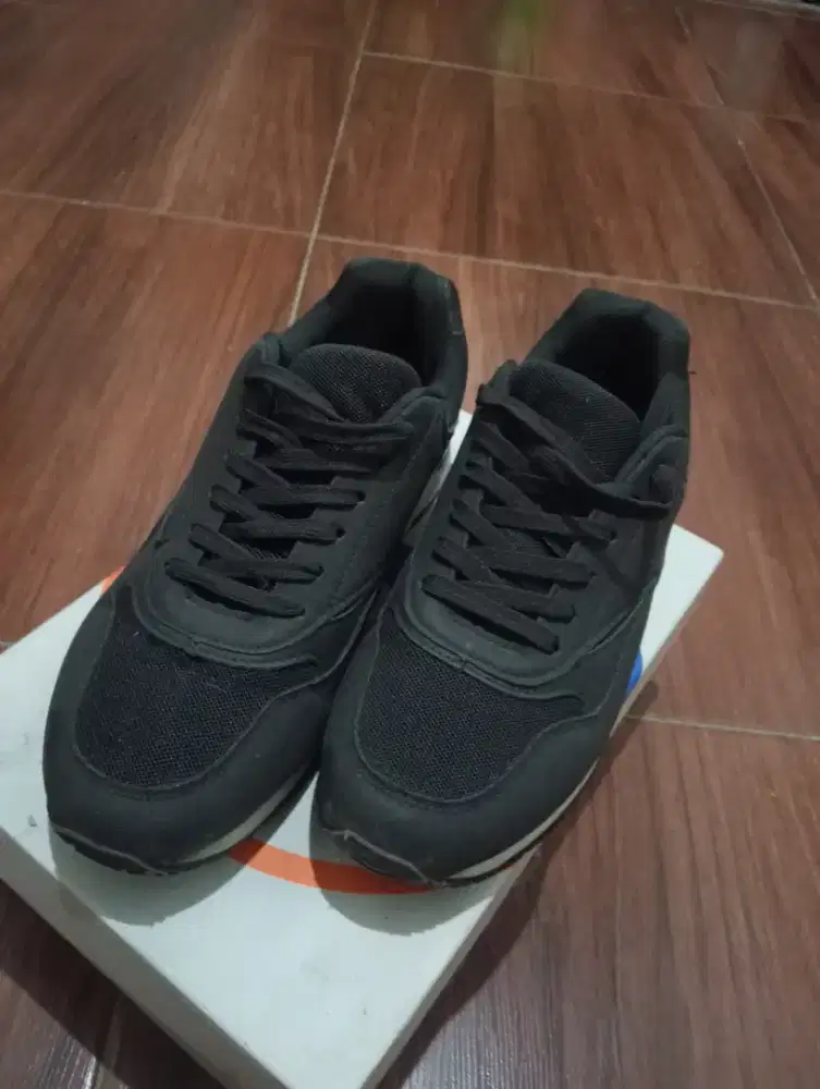 Jual aja sepatu size 42 kondisi 85%