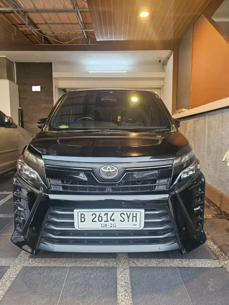 Toyota Voxy 2018