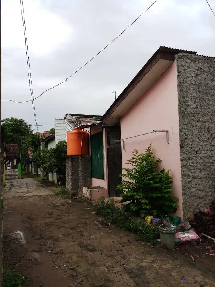 Di jual kostan belakang universitas Bina Bangsa