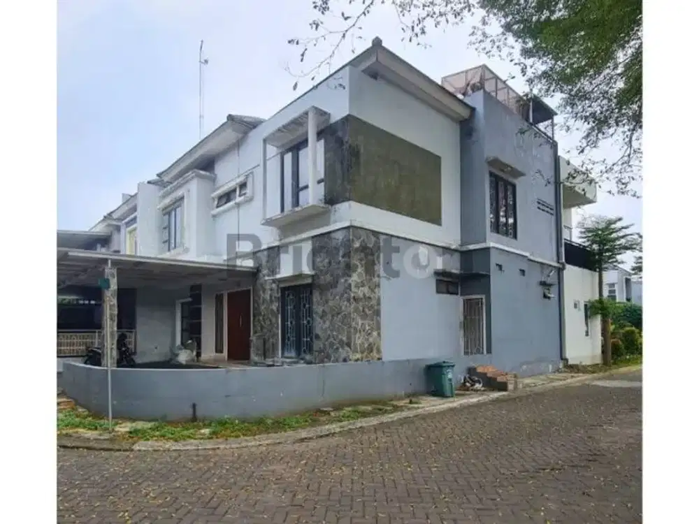 Rumah Hook 3 Lantai SHM di Cluster Victoria Ujung Menteng