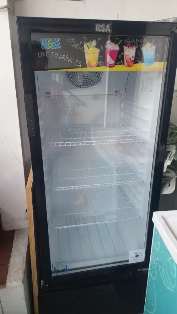 Jual showcase baru 1 bulan