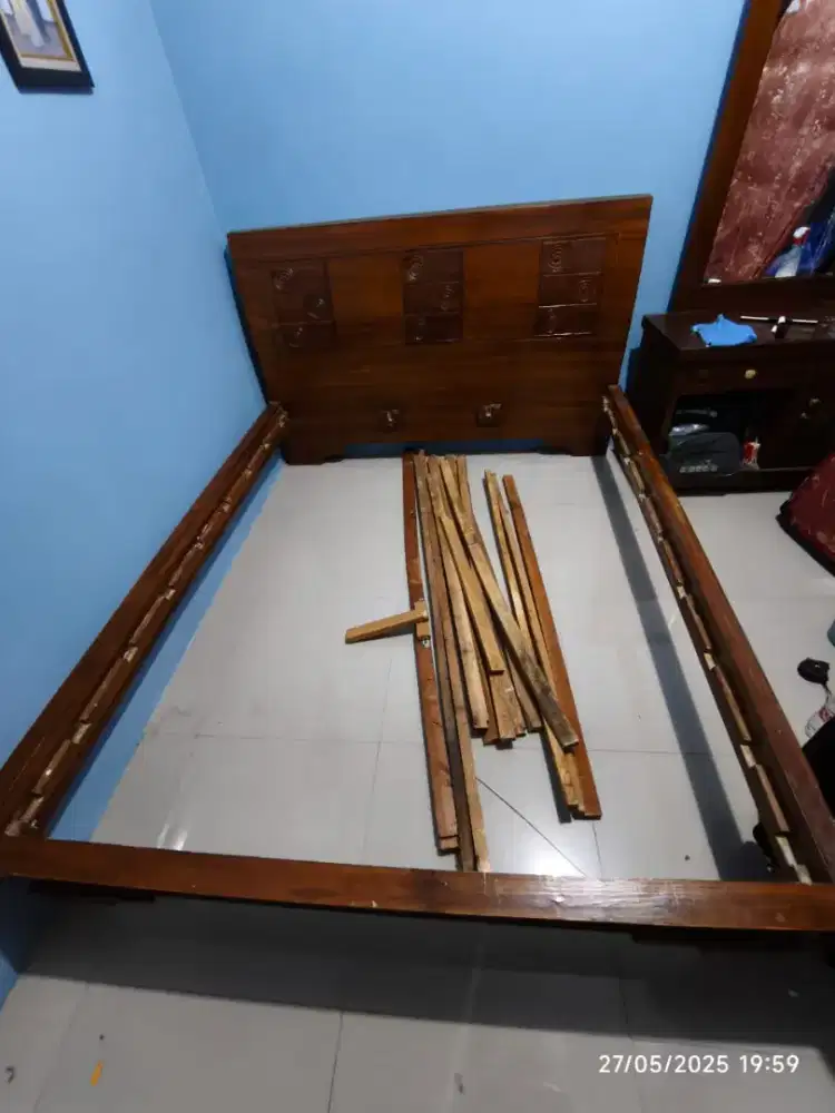 Dipan, Tollet, lemari kayu jati