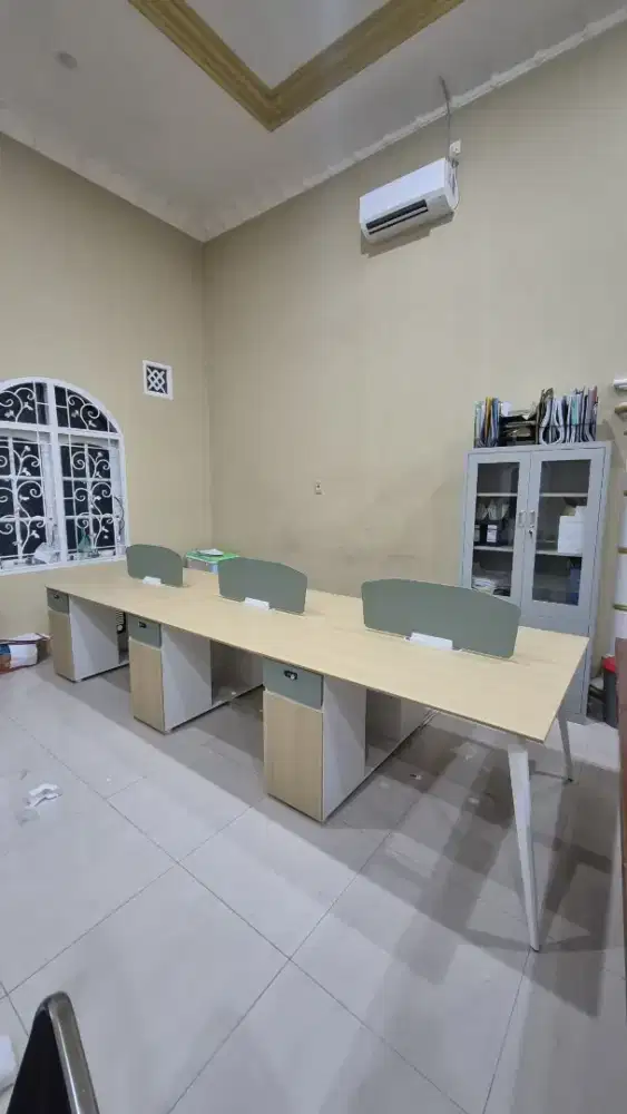 Meja kantor minimalis