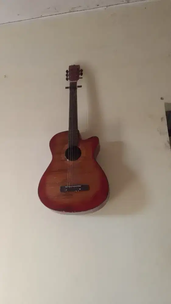 Gitar akustik bekas