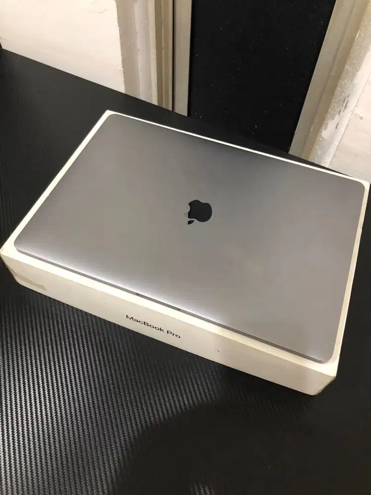 Macbook pro touchbar 15 inch 256gb
