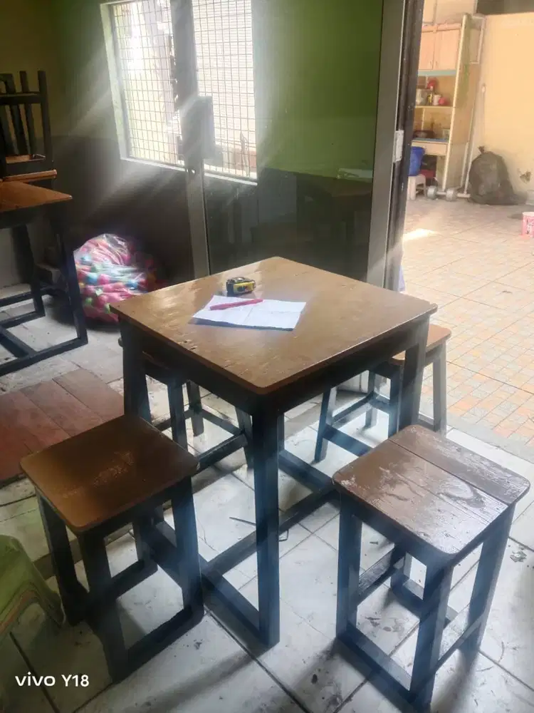 Meja dan kursi untuk cafe