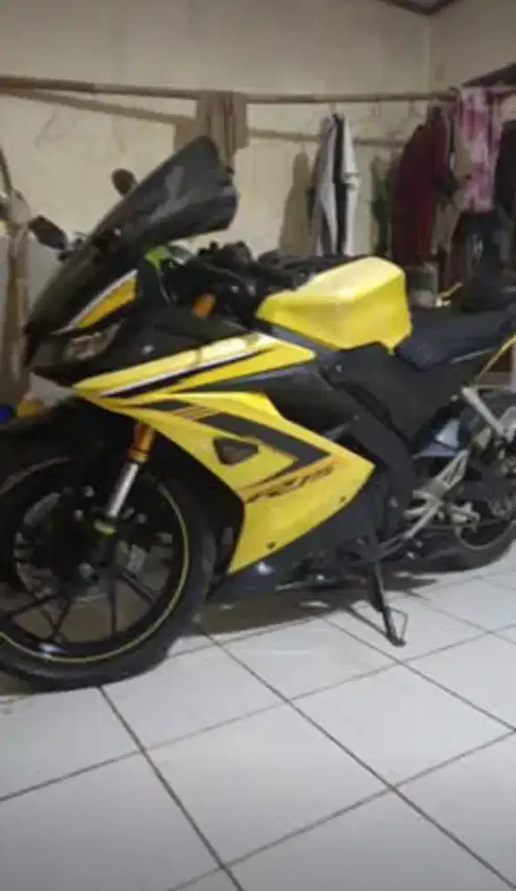r15 v3 yellow 2018