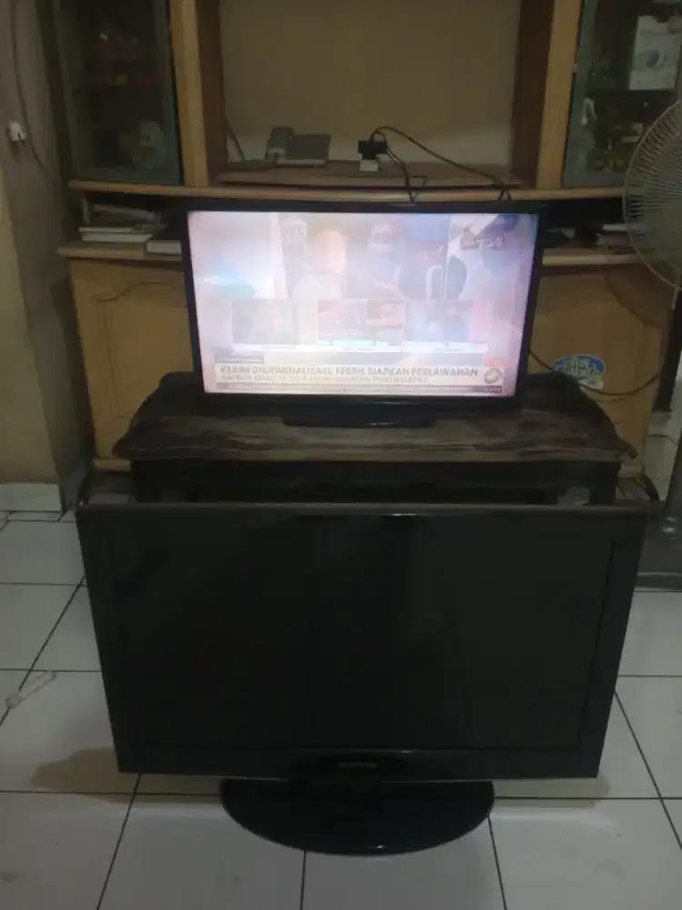 Tv Lcd Analog Coocaa 32 inch dan Samsung 32 inch Minus