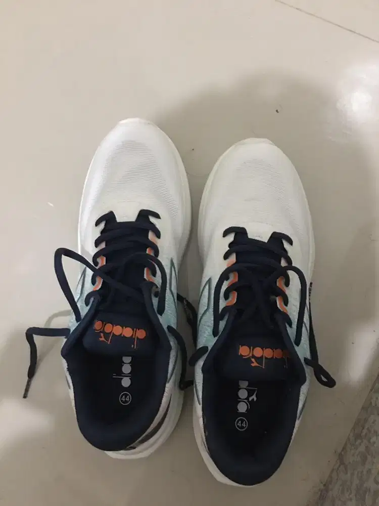 Sepatu diadora untuk olahraga