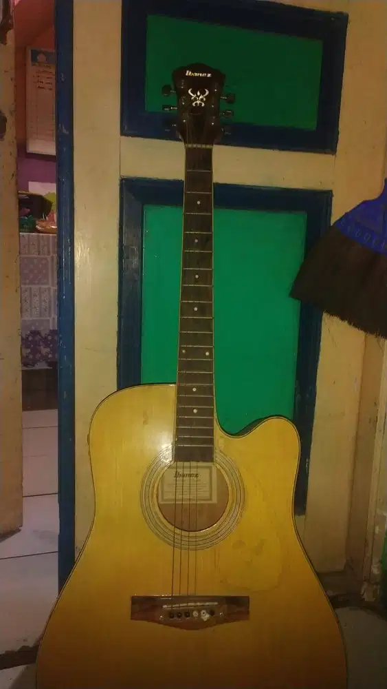 Merek ibanez gitar bass