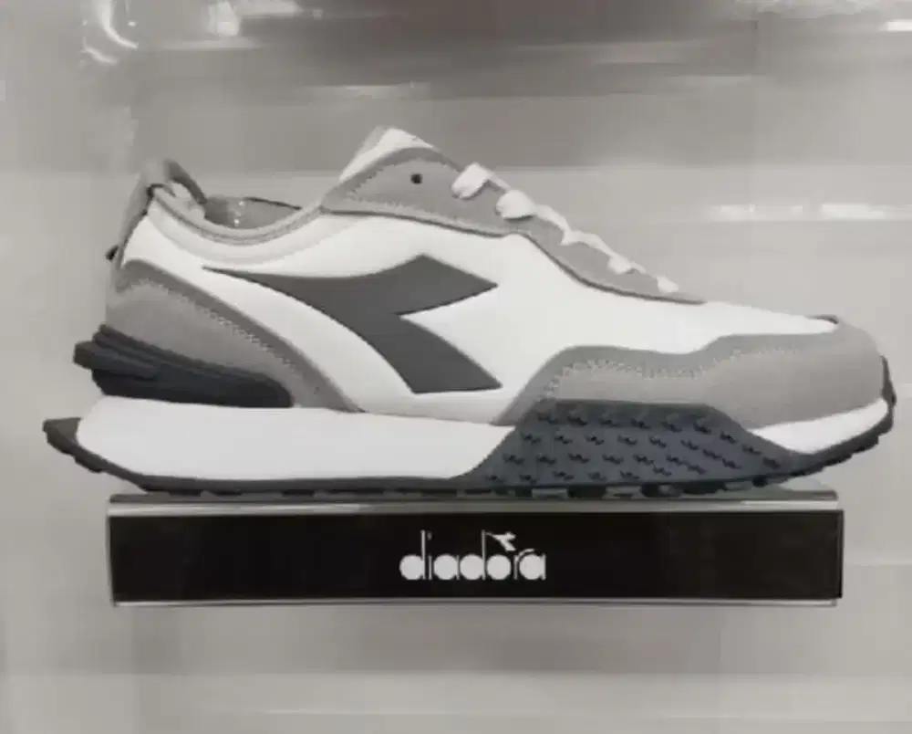 Sepatu sneaker diadora size 43 murah