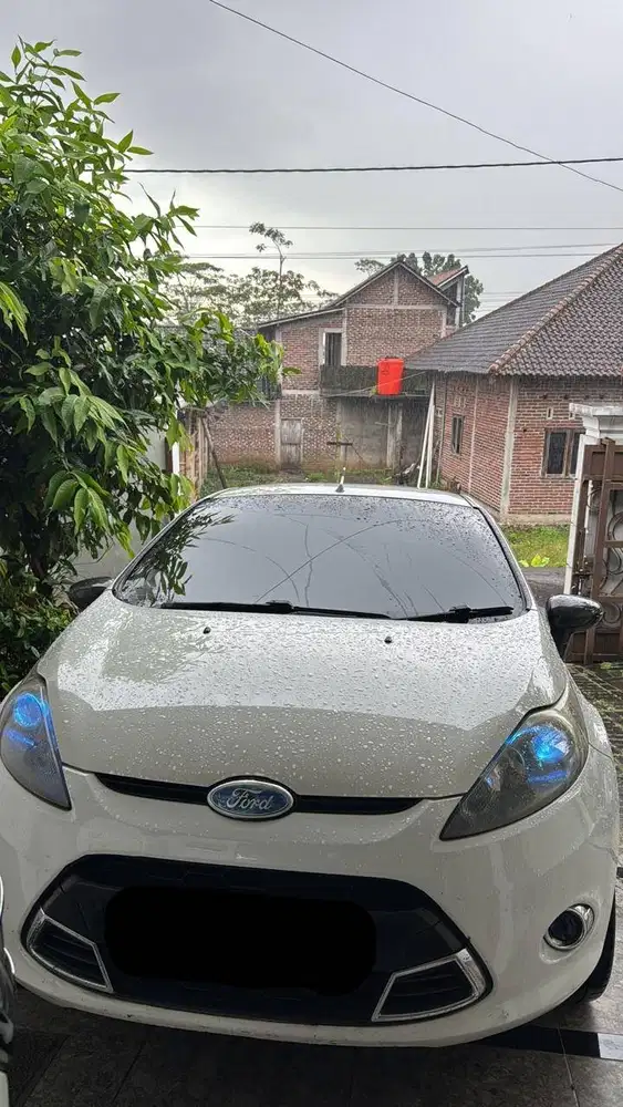 Dijual Ford Fiesta Terawat Warna Putih 2011 1,6 AT Sport