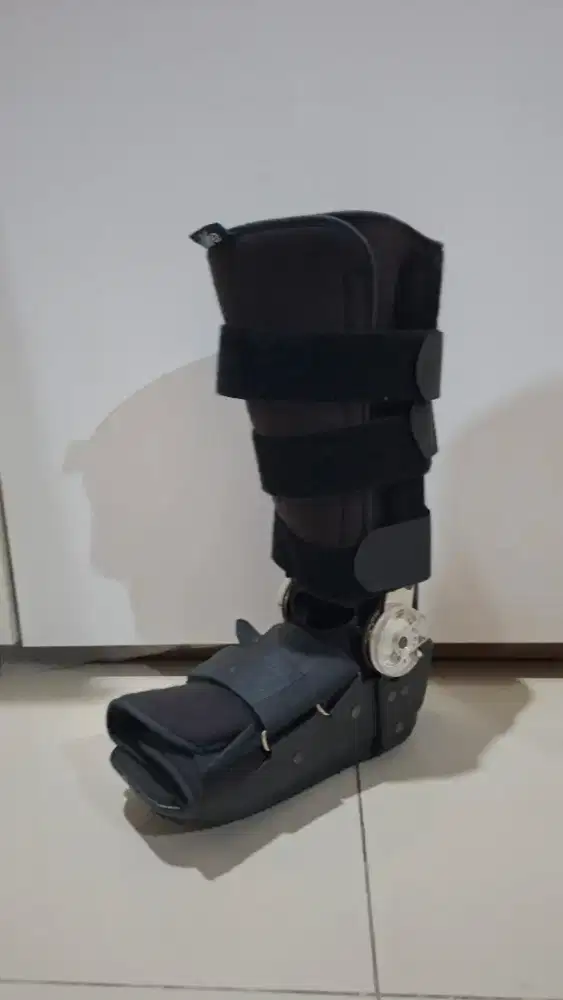 Sepatu boot terapi ortopedi