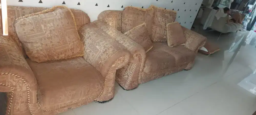 Dijual Sofa besar model klasik merk Shin Shin tanpa meja. masih bagus.