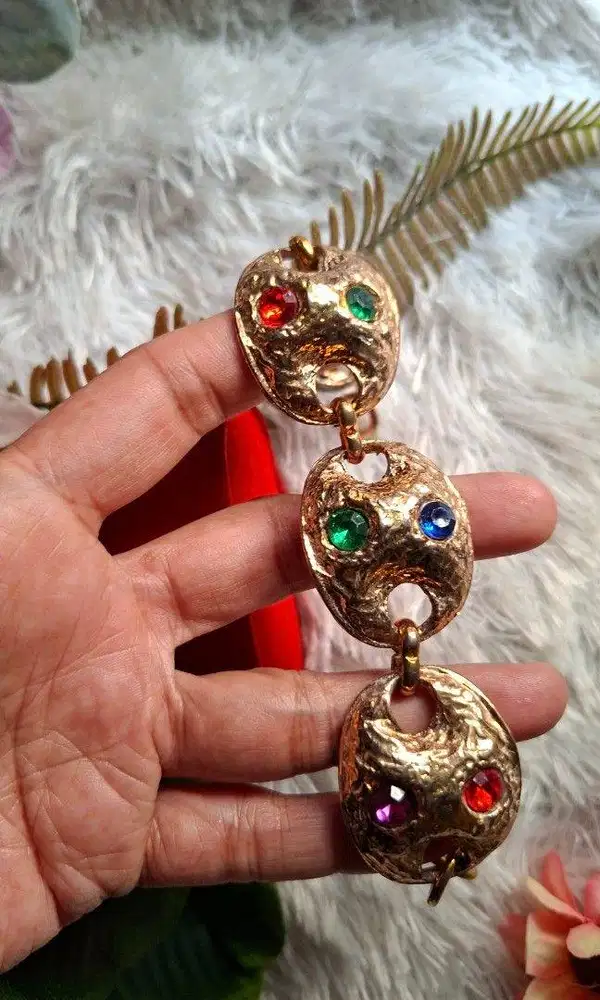Gelang Chunky Gold-Tone dengan Permata Warna-Warni ​
