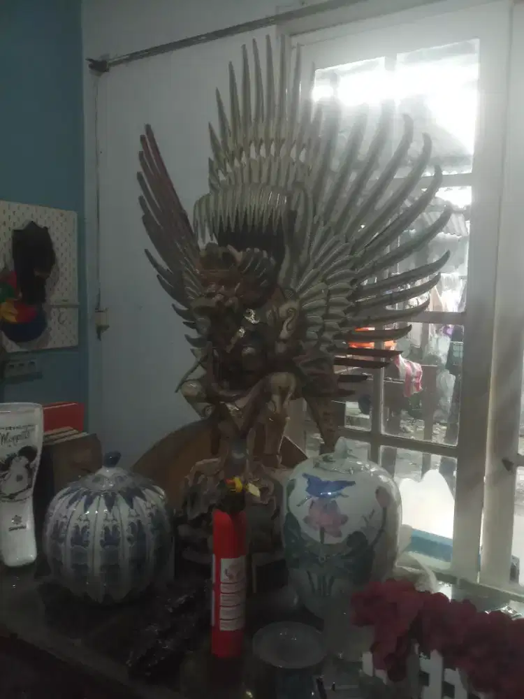 Patung garuda dan cermin antik