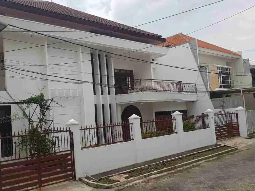 Dijual Cepat Rumah Murah 2Lt. lok. strategis di Kendangsari