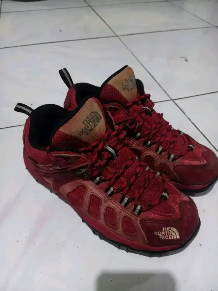 Sepatu gunung tnf